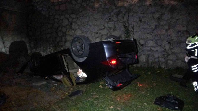 Otomobil Yüksekokulun Bahçesine Uçtu: 3 Yaralı