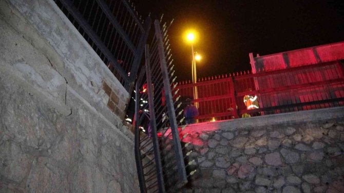 Otomobil Yüksekokulun Bahçesine Uçtu: 3 Yaralı