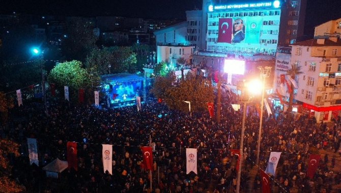 Denizli Büyükşehir Cumhuriyet Coşkusunu Nil Karaibrahimgil İle Yaşattı