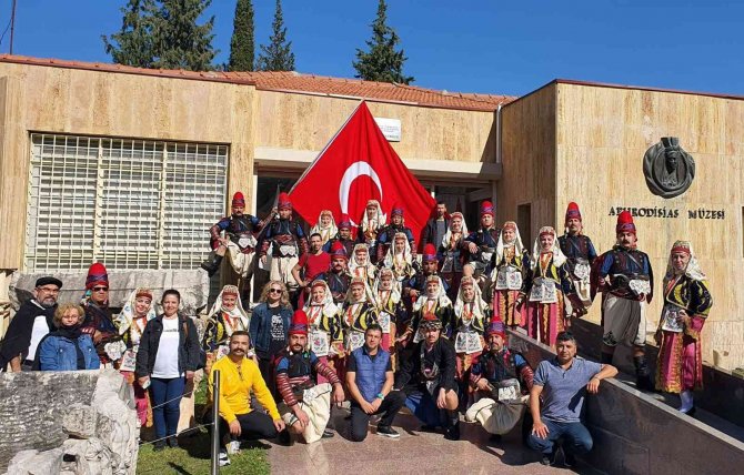 Efeler, Cumhuriyet Bayramı’nı 2 Bin 500 Yıllık Antik Kentte Kutladı