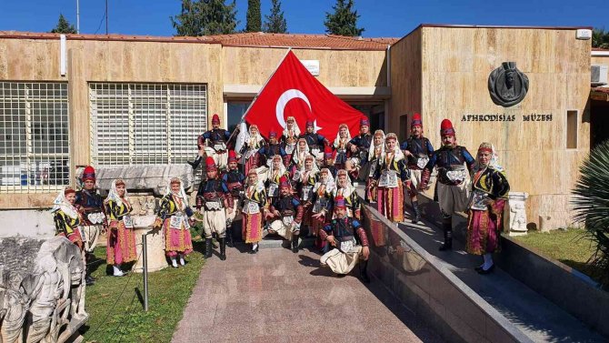 Efeler, Cumhuriyet Bayramı’nı 2 Bin 500 Yıllık Antik Kentte Kutladı