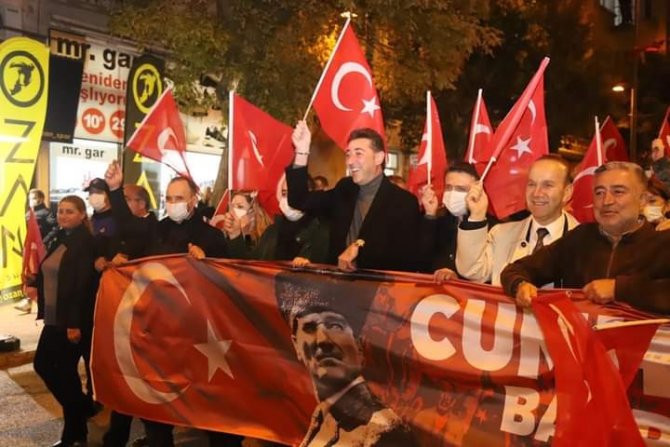 Bandırma’da Düzenlenen Fener Alayına Binlerce Kişi Katıldı