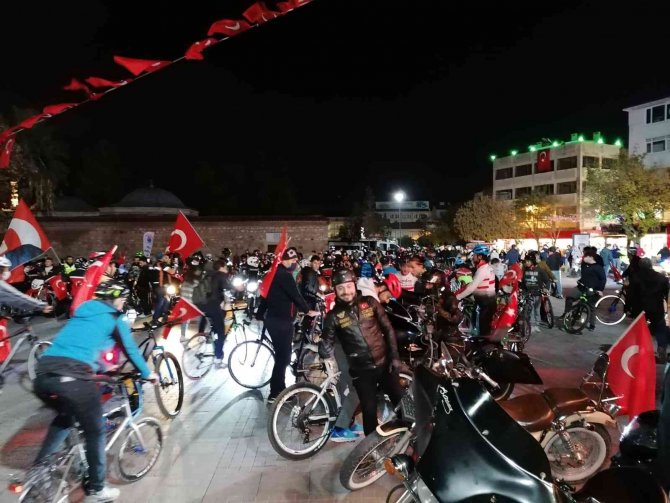 Gebze’de 29 Ekim Coşkusu Sokakları Sardı