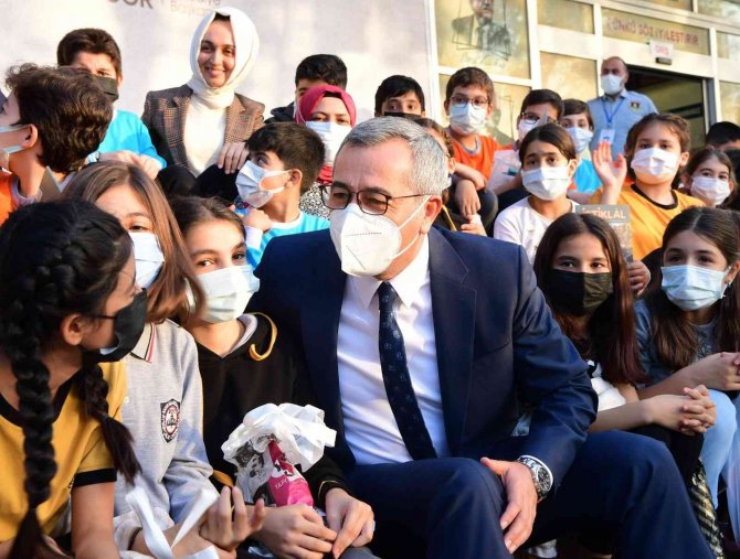 Kitap Fuarını 100 Bin Kişi Ziyaret Etti