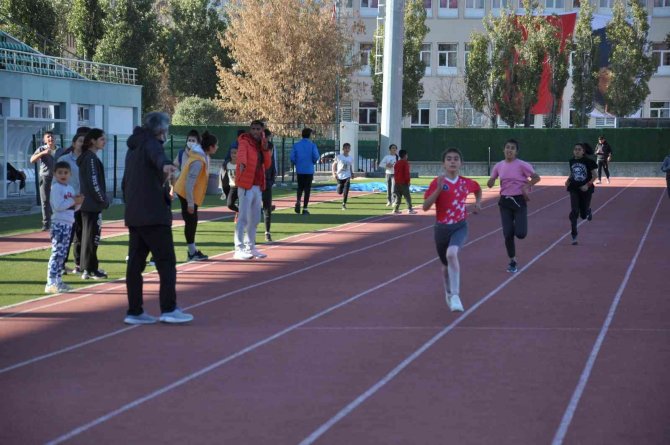 Kars’ta Cumhuriyet Koşusu’na 113 Sporcu Katıldı