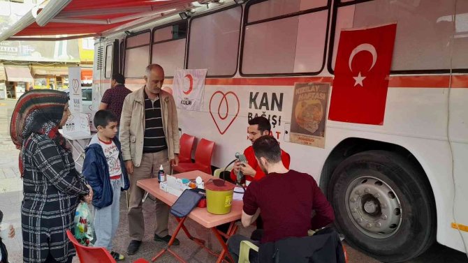 Cumhuriyet Bayramında Kan Bağışına Yoğun İlgi