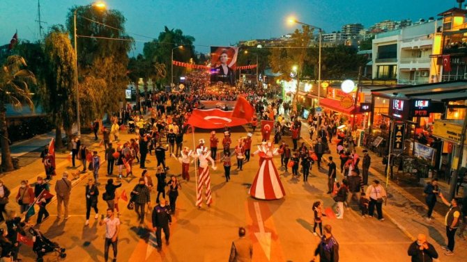 Kuşadası’nda On Binler Cumhuriyet İçin Yürüdü