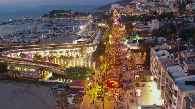 Kuşadası’nda On Binler Cumhuriyet İçin Yürüdü