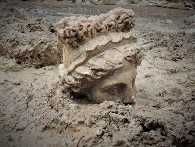 Kütahya’da "Afrodit" İle “Dionysos" Heykelinin Baş Kısmı Gün Yüzüne Çıkarıldı