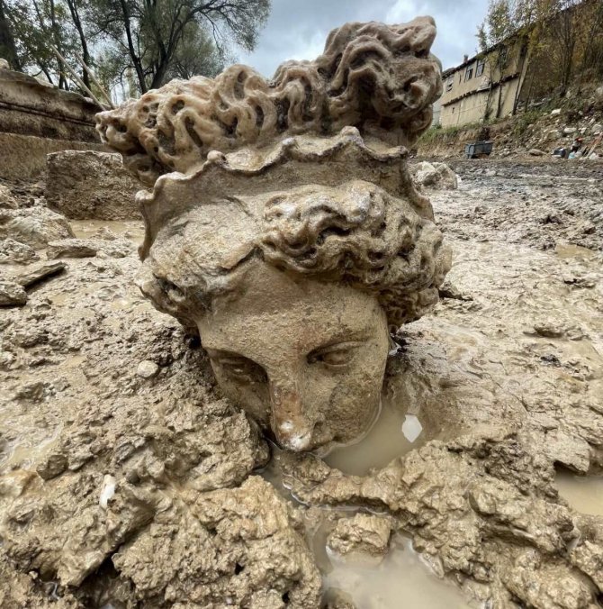Kütahya’da "Afrodit" İle “Dionysos" Heykelinin Baş Kısmı Gün Yüzüne Çıkarıldı