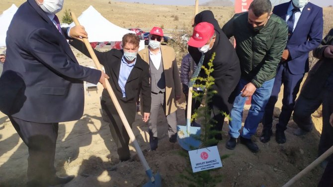 Konya’da Devlet Bahçeli Hatıra Ormanında Fidanlar Toprakla Buluşturuldu