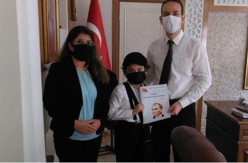 Minikler Cumhuriyetin İlan Edileceğini Bildiren Gazete Çıkardı