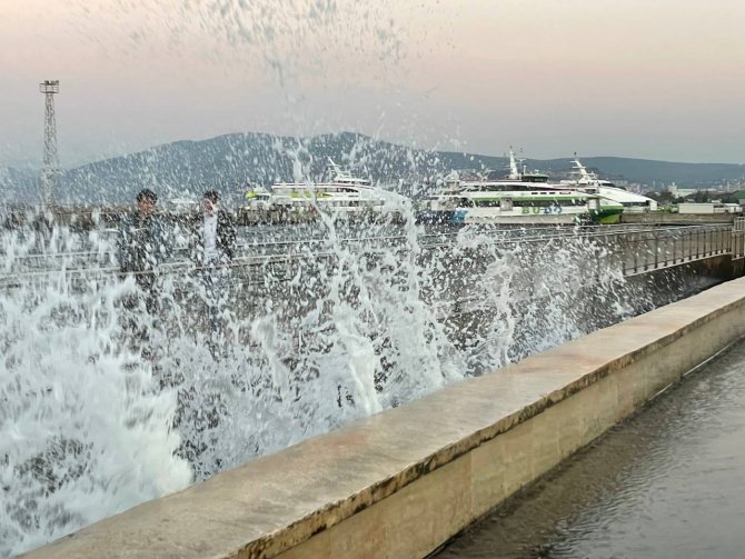 Mudanya’da Fırtına Hayatı Olumsuz Etkiledi, Deniz Seferleri İptal Edildi