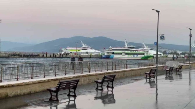 Mudanya’da Fırtına Hayatı Olumsuz Etkiledi, Deniz Seferleri İptal Edildi
