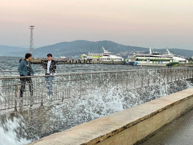 Mudanya’da Fırtına Hayatı Olumsuz Etkiledi, Deniz Seferleri İptal Edildi