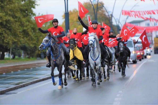 Cumhuriyet Bayramı’nda Atlı Kortej Renkli Görüntülere Sahne Oldu