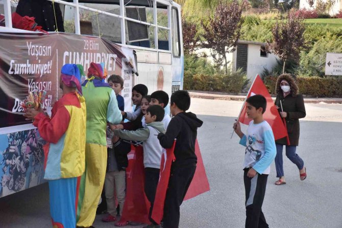 Çizgi Film Karakteri Kostümleri Giyip Çocukların Bayramını Kutladılar