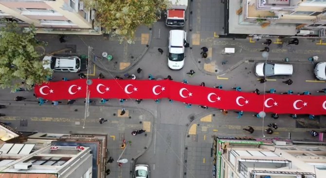 Pendik’te Sokaklarda Taşınan 98 Metrelik Dev Türk Bayrağı Havadan Görüntülendi