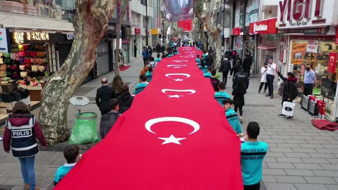 Pendik’te Sokaklarda Taşınan 98 Metrelik Dev Türk Bayrağı Havadan Görüntülendi