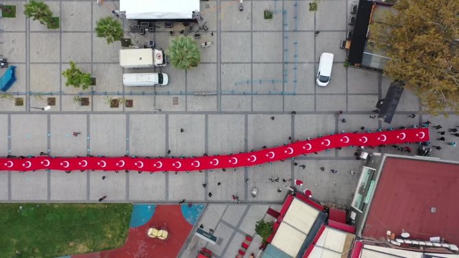 Pendik’te Sokaklarda Taşınan 98 Metrelik Dev Türk Bayrağı Havadan Görüntülendi