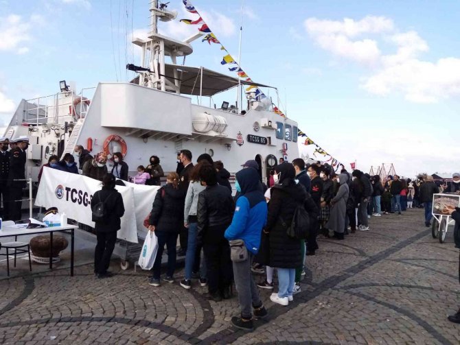 Sahil Güvenlik Gemisine Vatandaşlar Akın Etti
