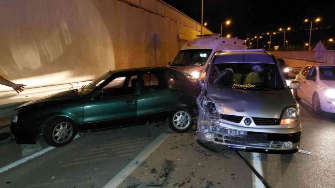 Kapısı Açılan Otomobil Kazaya Sebep Oldu: 7 Yaralı
