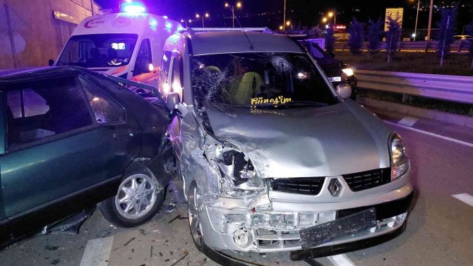 Kapısı Açılan Otomobil Kazaya Sebep Oldu: 7 Yaralı