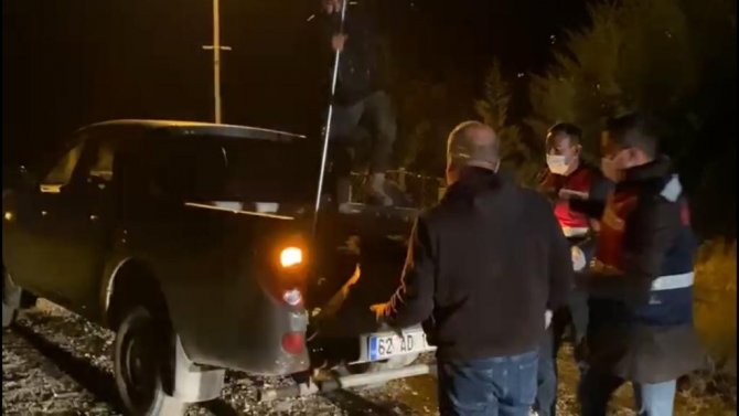 Yaralı Yavru Ayıya Jandarmadan Şefkat Eli