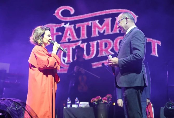 Fatma Turgut Turgutlu’da Hayranlarıyla Buluştu