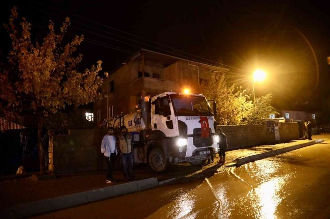 Van’da Su Baskınlarına Büyükşehir Belediyesinden Anında Müdahale