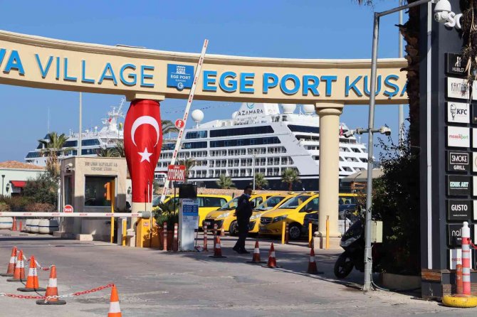 Amerikalı Zenginleri Taşıyan ‘Azamara Journey’ Kuşadası’na Yanaştı