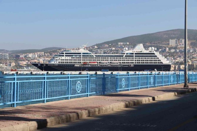 Amerikalı Zenginleri Taşıyan ‘Azamara Journey’ Kuşadası’na Yanaştı