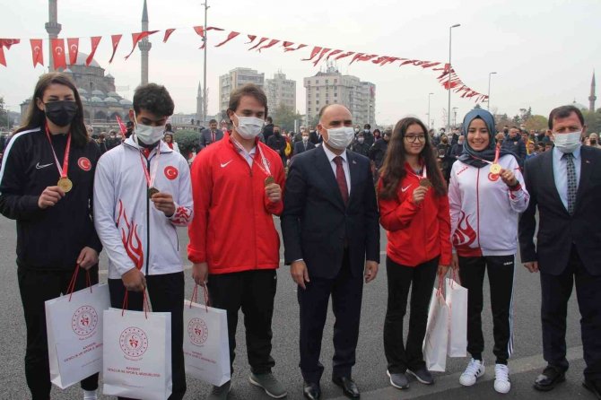 18 Sporcu Ödüllerini Aldı