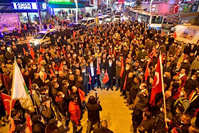 Cumhuriyet Bayramı’nda Mamak Meşalelerle Kırmızı Beyaza Büründü
