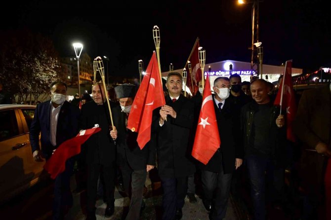 Cumhuriyet Bayramı’nda Mamak Meşalelerle Kırmızı Beyaza Büründü