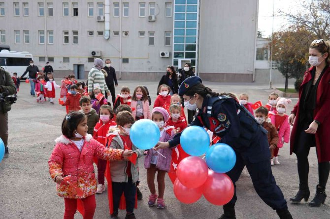 Minik Öğrenciler Jandarmada Hem Eğlendi Hem Eğitim Aldı