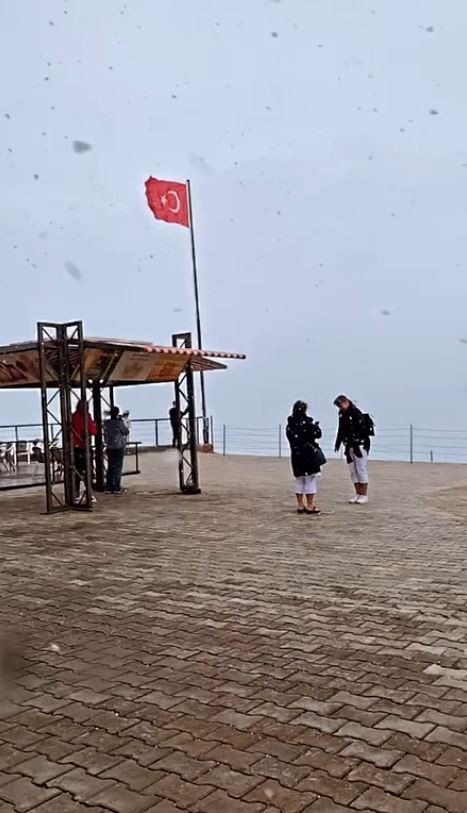 Antalya’ya Mevsimin İlk Karı Düştü