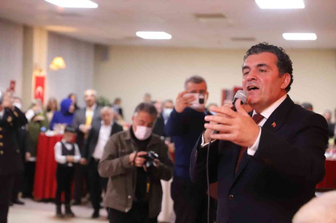 Başkan Demir’in "Sarı Saçlı Mavi Gözlüm" Türküsü 29 Ekim Resepsiyonuna Damga Vurdu