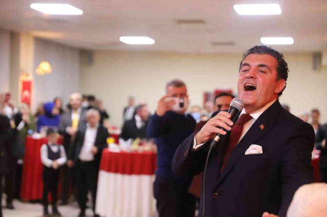 Başkan Demir’in "Sarı Saçlı Mavi Gözlüm" Türküsü 29 Ekim Resepsiyonuna Damga Vurdu