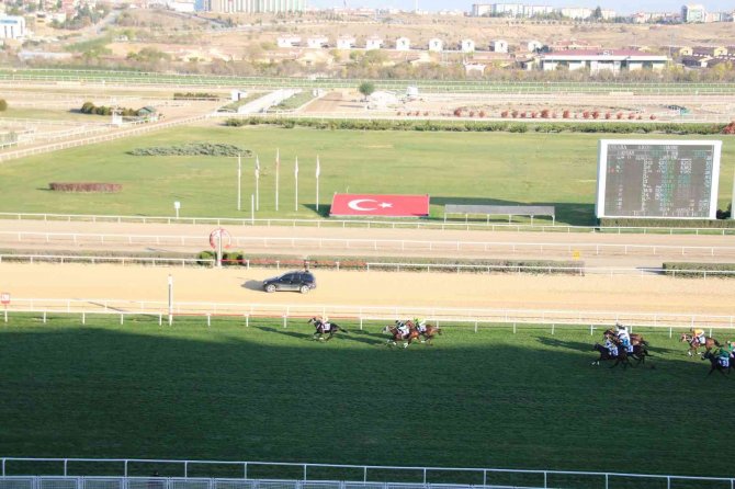At Yarışlarında 83’üncü Cumhurbaşkanlığı Koşusu Ve 41’inci Cumhuriyet Koşusu Yapıldı
