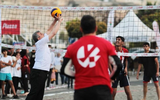 Belediye Başkanı Gençlerle Plaj Voleybolu Oynadı