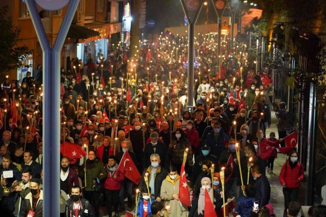 Bilecik’te Cumhuriyet Coşkusu Fener Alayı Ve Feridun Düzağaç Konseri İle Taçlandı