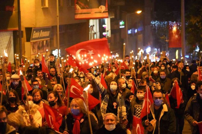 Bilecik’te Cumhuriyet Coşkusu Fener Alayı Ve Feridun Düzağaç Konseri İle Taçlandı