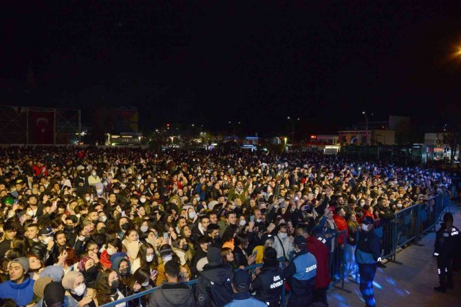 Cacabey Meydanı Cumhuriyet Konseriyle Doldu Taştı