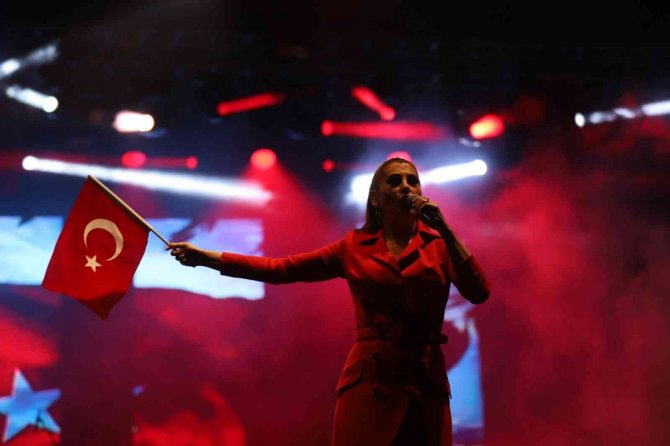Cumhuriyet Kutlamalarında Funda Arar’la Görkemli Final