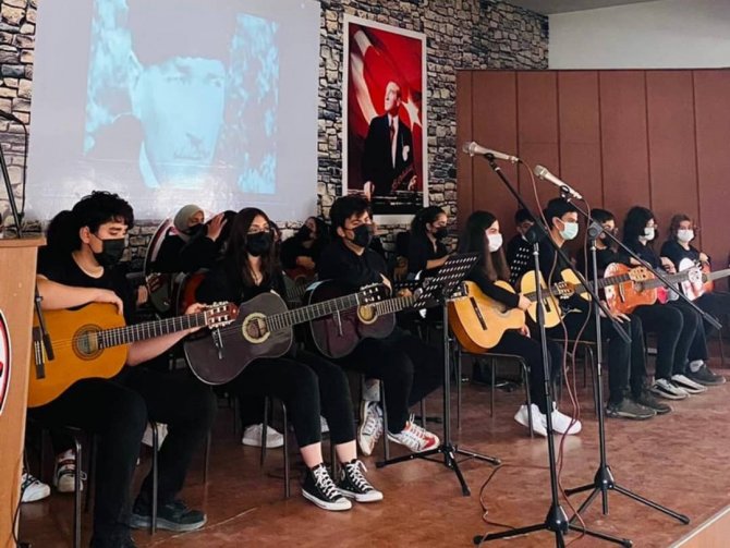 Öğrencilerden Coşkulu Kutlama