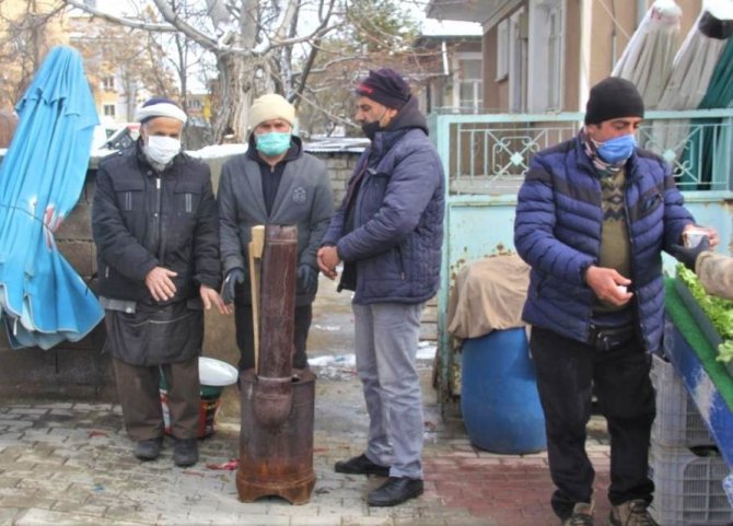 Erzincan’da Soğuk Havalar Pazar Esnafına Soba Kurdurdu