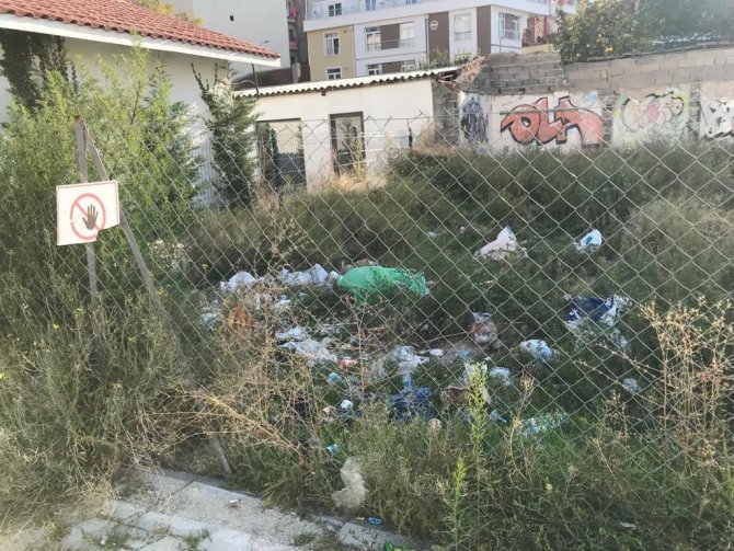 Kent Merkezindeki Boş Araziyi Çöplüğe Çevirdiler