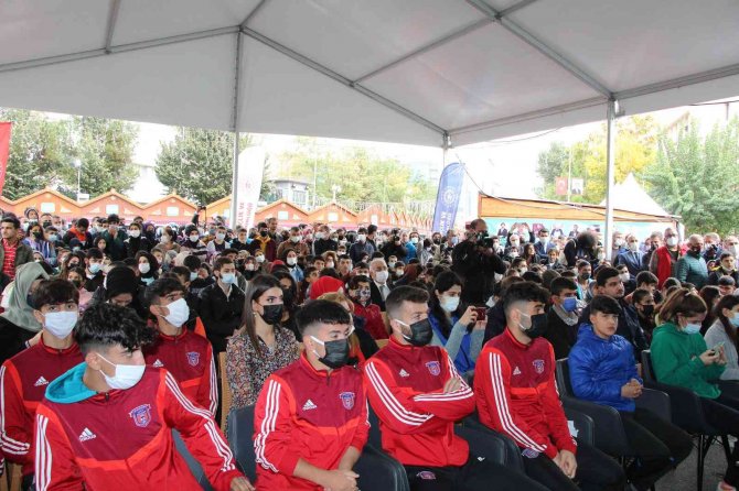 Gençlik Ve Spor Bakanı Kasapoğlu Batman’da Gençlerle Bir Araya Geldi