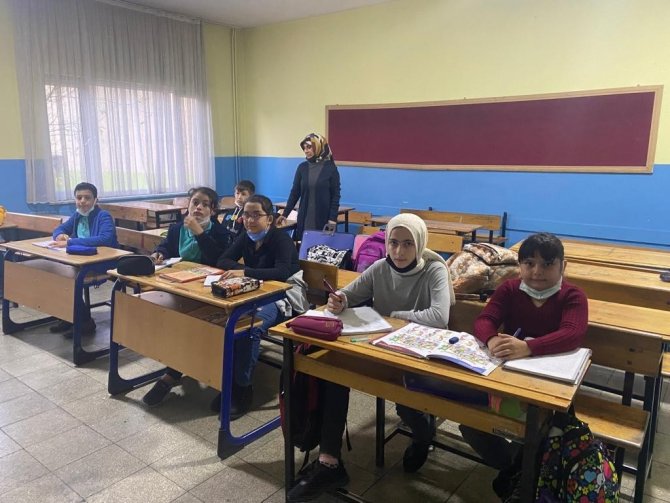 10 Öğrenci Çerkezce Dilini Seçti